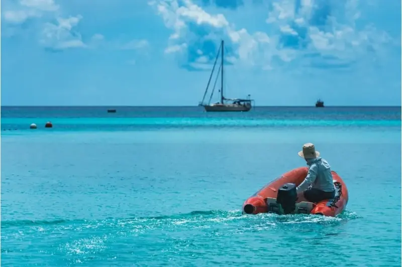 一艘帆船锚泊在东南亚碧绿的海水之间
